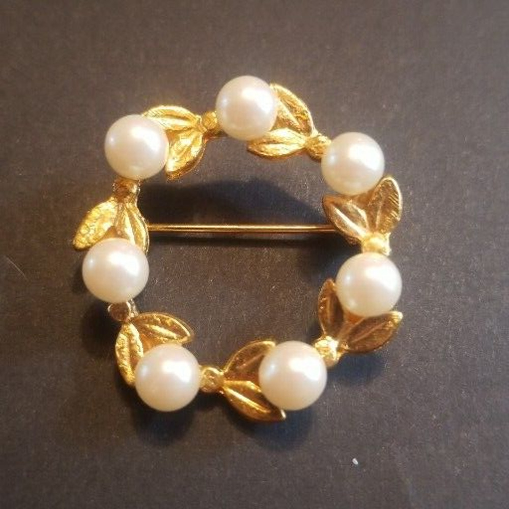 Vintage Faux Pearl Wreath Brooch Pin Gold Tone Leaves , 7 Pearls With Gift Box